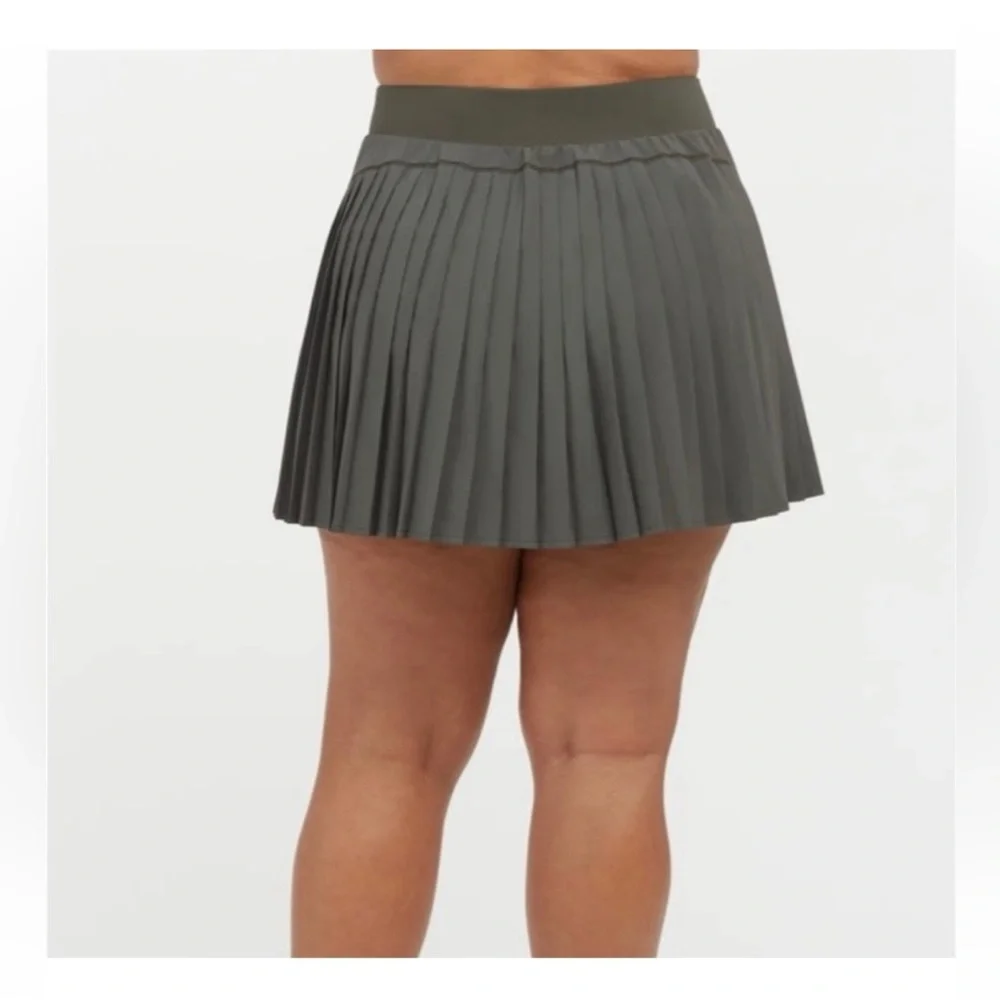 NWOT SPANX Get Moving Pleated Skort in Palm Green - Picture 2 of 6